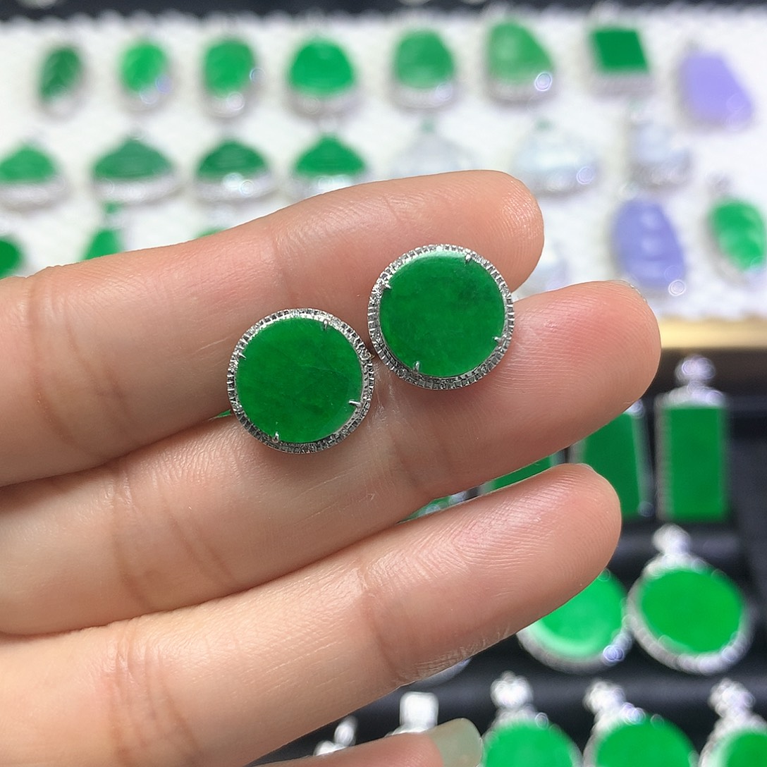 18K金镶嵌翡翠耳饰耳包