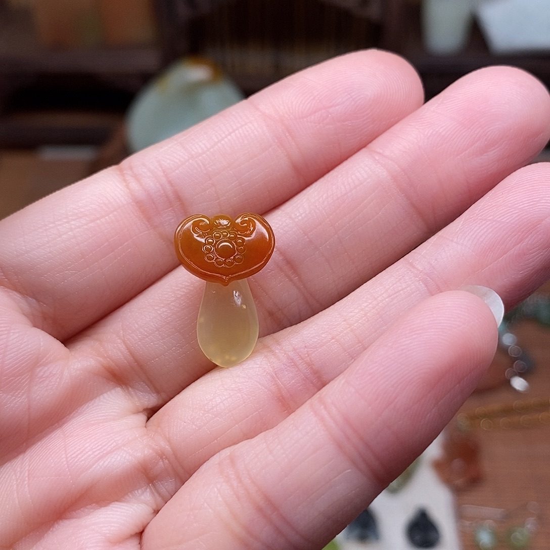 杨***~蛇纹石玉未镶嵌颈饰