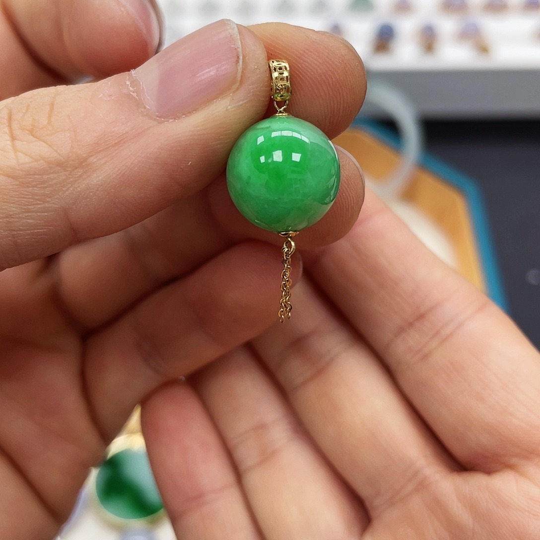 【闪购商品】颈饰18K金镶嵌翡翠