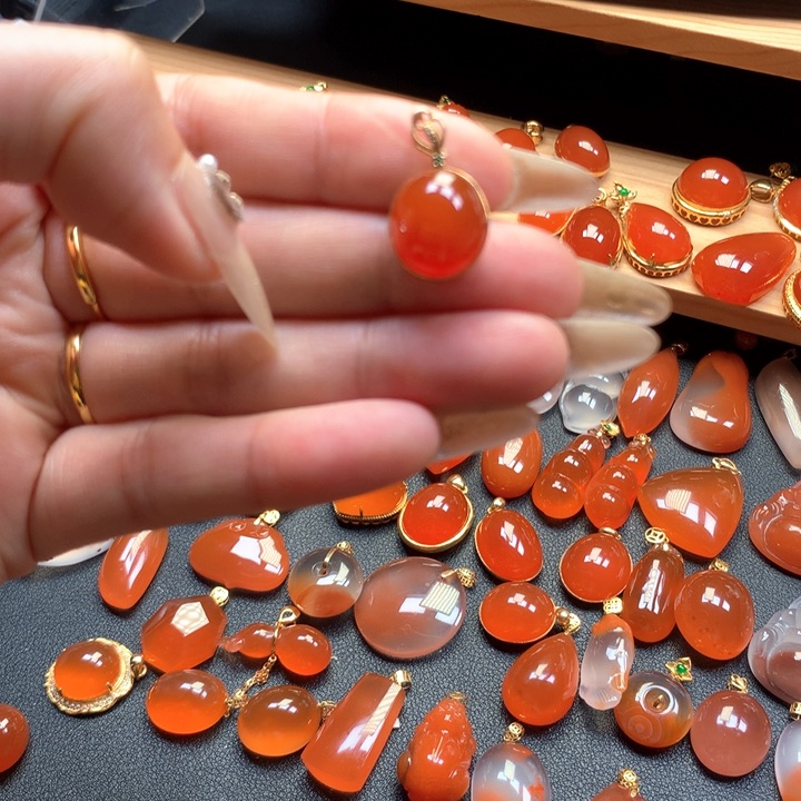 南红玛瑙颈饰18K金镶嵌