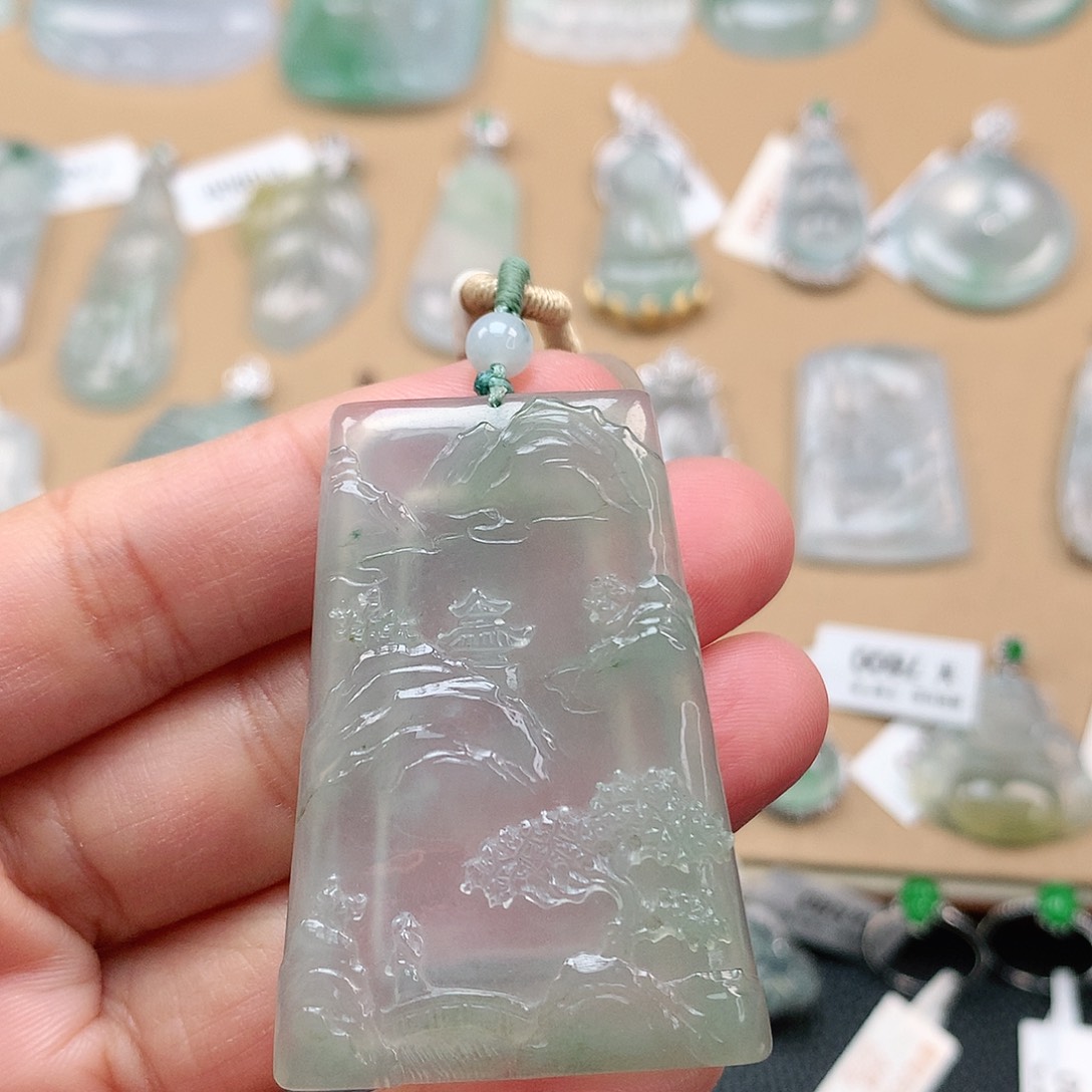 翡翠颈饰未镶嵌山水牌