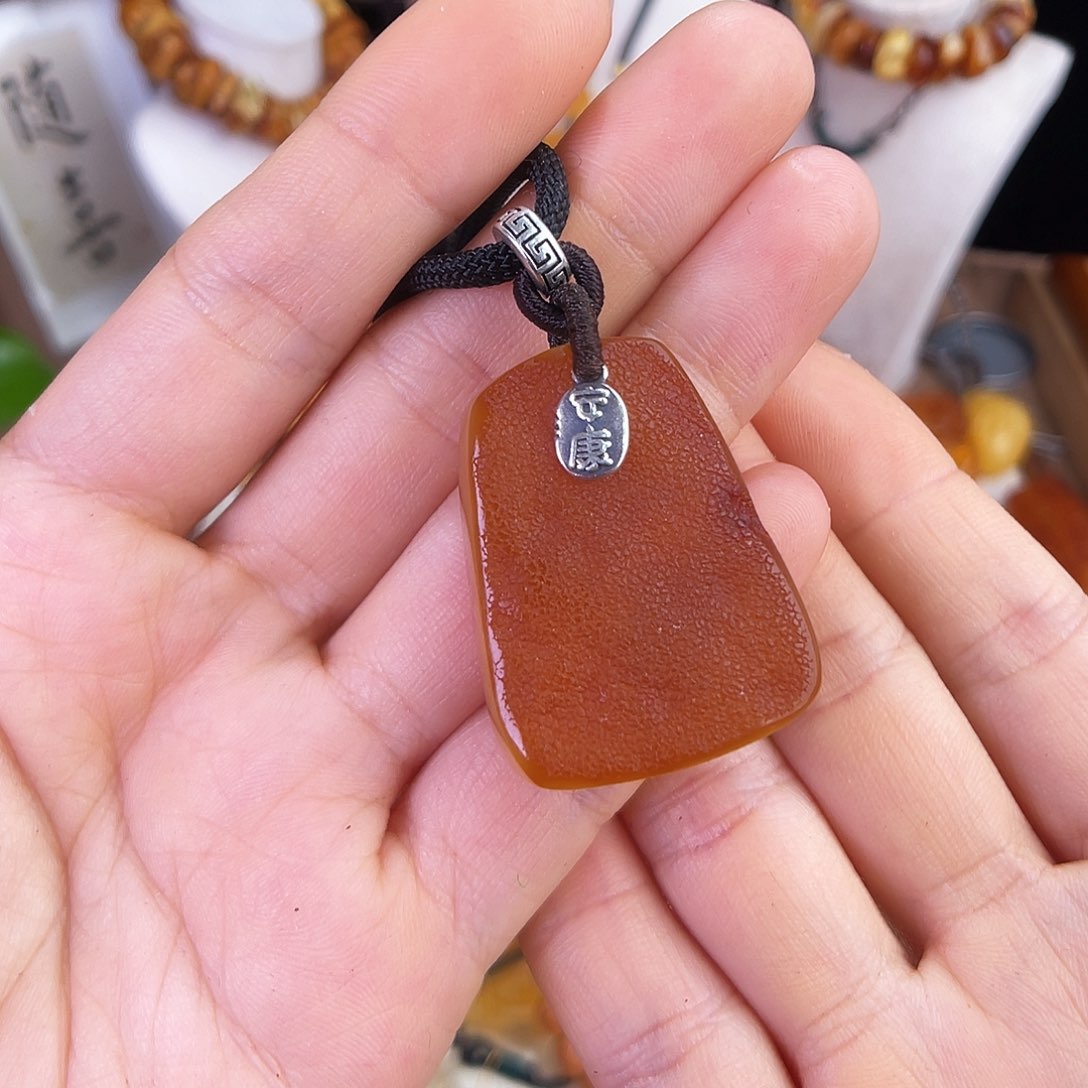 琥珀珠宝奇石未镶嵌。