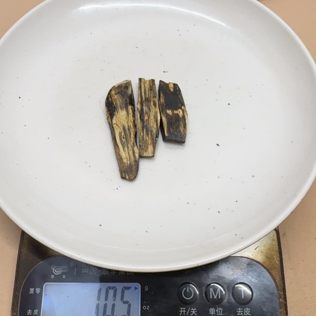 拉***姆沉香沉香碎屑红骨凹身流油半成品10.5克