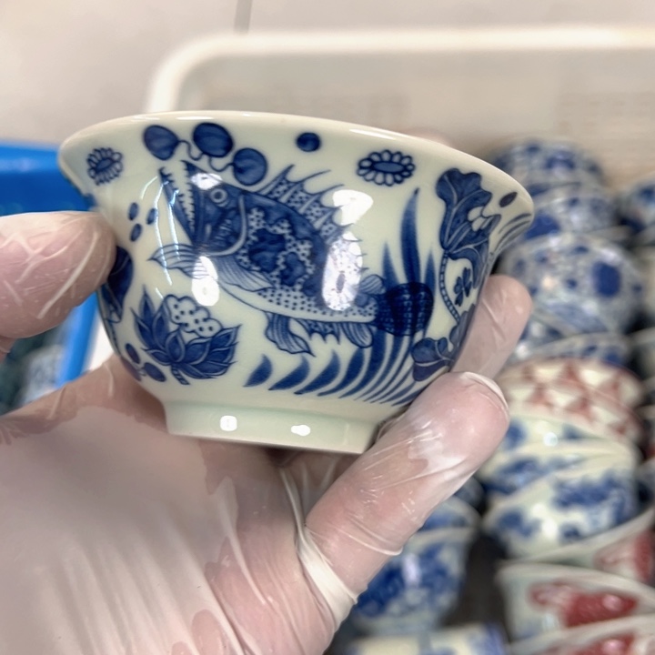 瓷片白青花鱼藻纹压手杯全品