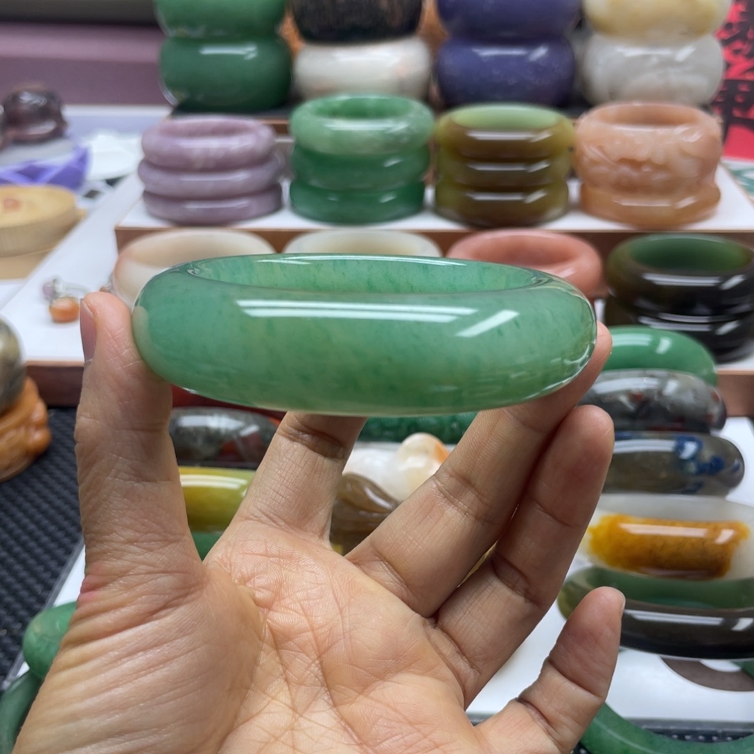 南***佛石英岩玉未镶嵌手镯