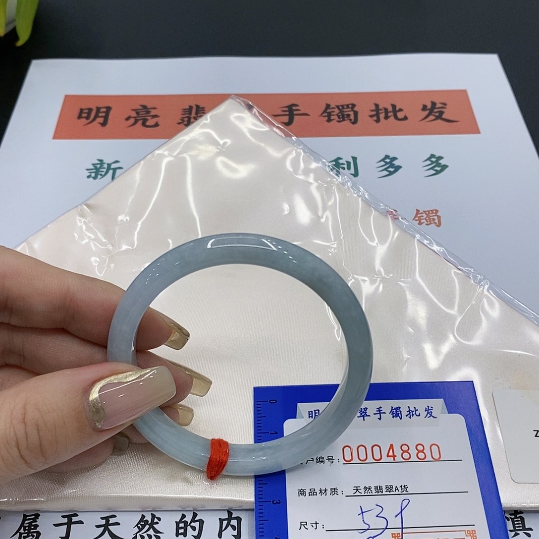 翡翠手镯未镶嵌翡翠手镯