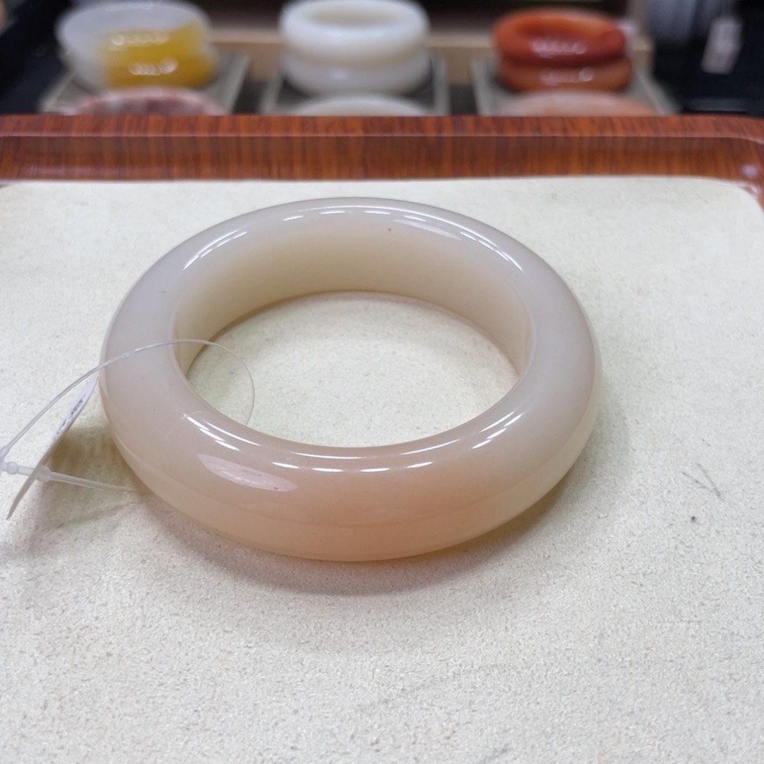 未镶嵌手镯石英岩玉