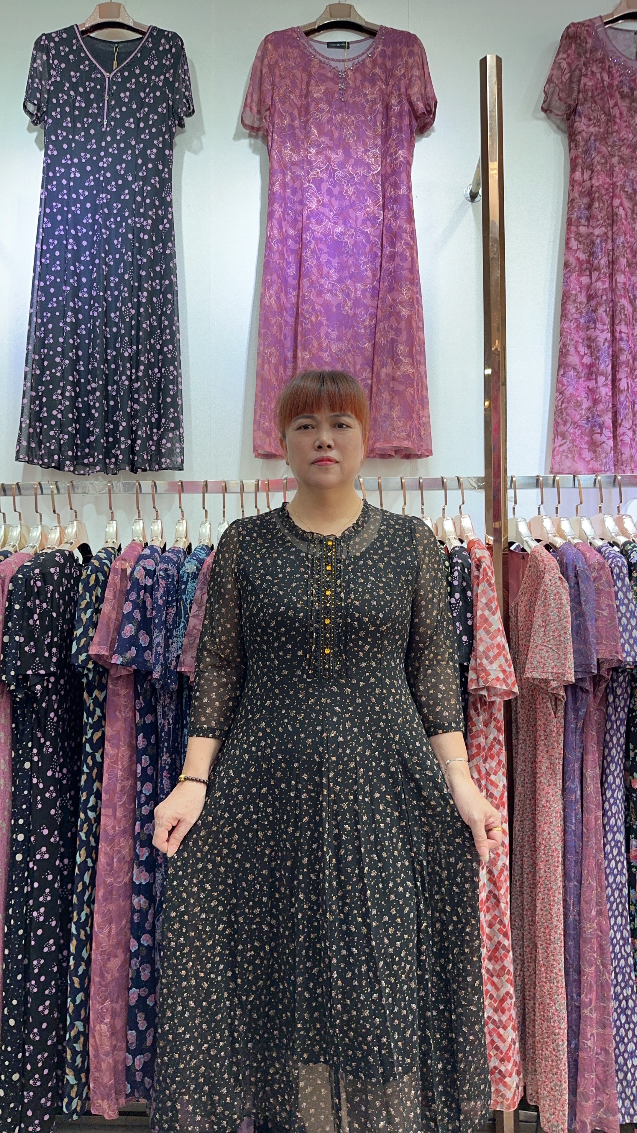 2025新款秋季中老年妈妈连衣裙黑色百搭休闲时尚显瘦气质连衣裙