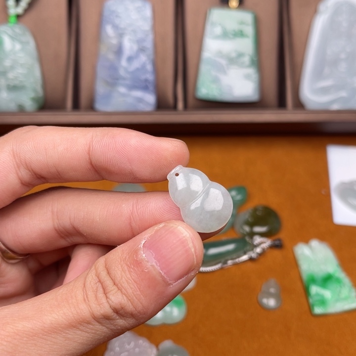 翡翠颈饰未镶嵌葫芦