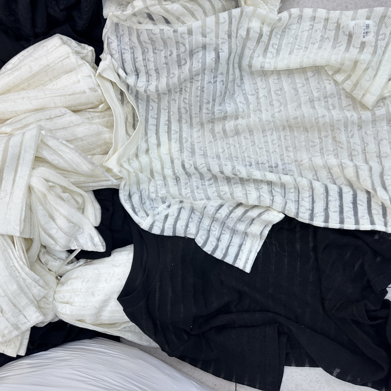 『雨美 Show』2571条纹镂空微透T恤短袖