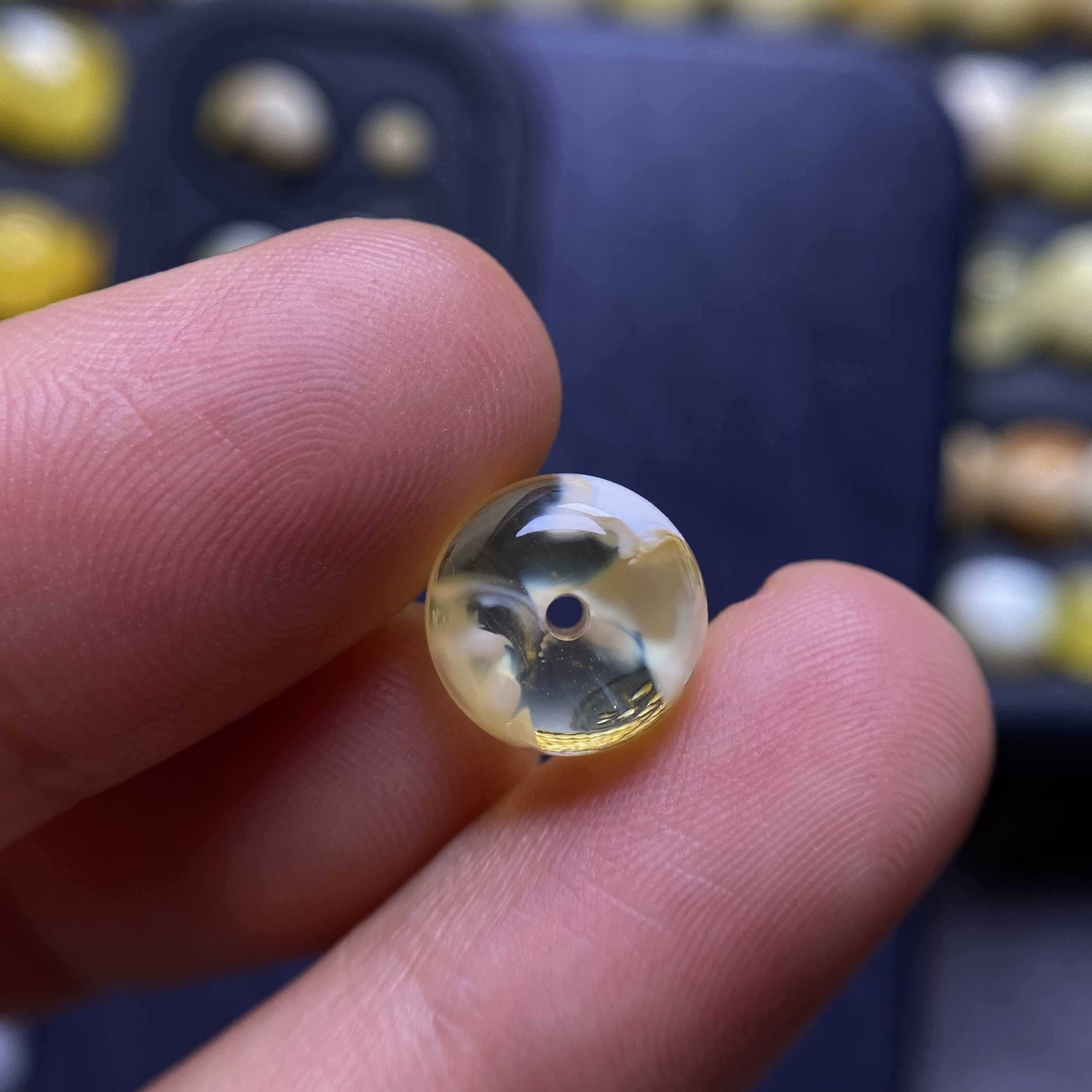 蜜蜡金白墩子配饰10.5×8.1mm，挺金白，有点荧光反应，