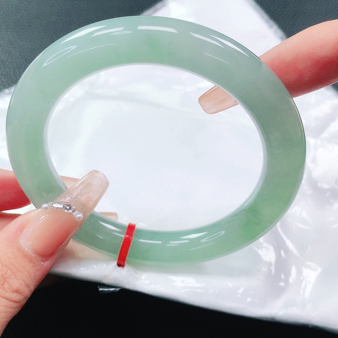 翡翠手镯未镶嵌57圈