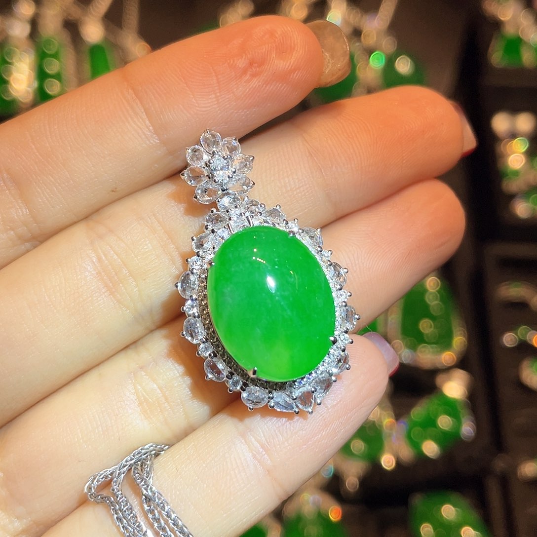 翡翠颈饰18K金镶嵌蛋面挂坠