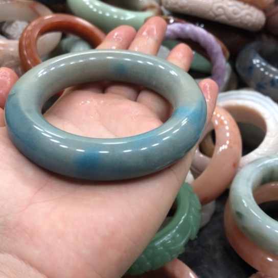 未镶嵌石英岩玉珠宝奇石小**子