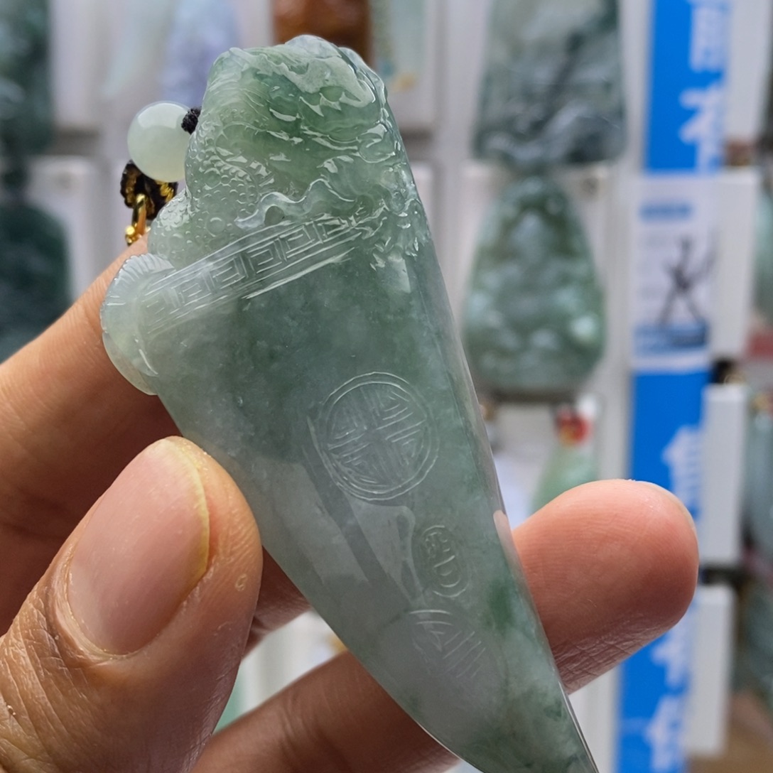 翡翠颈饰未镶嵌牙