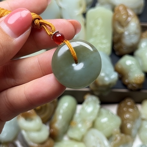 颈饰未镶嵌和田玉龍**人