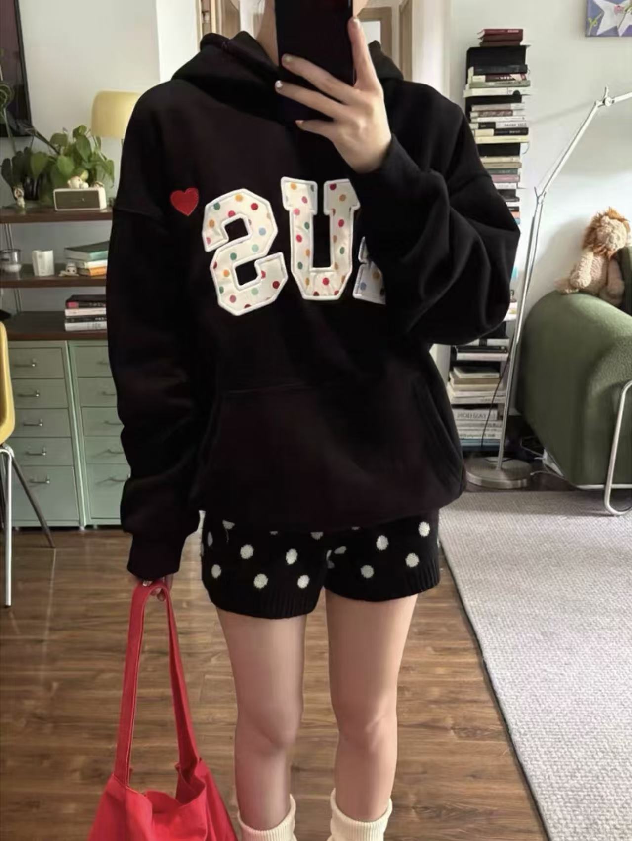 贝贝衣橱定制 秋冬季彩色爱心波点贴布刺绣情侣款宽松上衣连帽衫