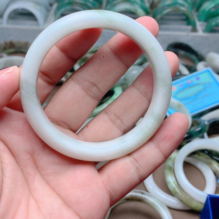 独山玉未镶嵌手镯60