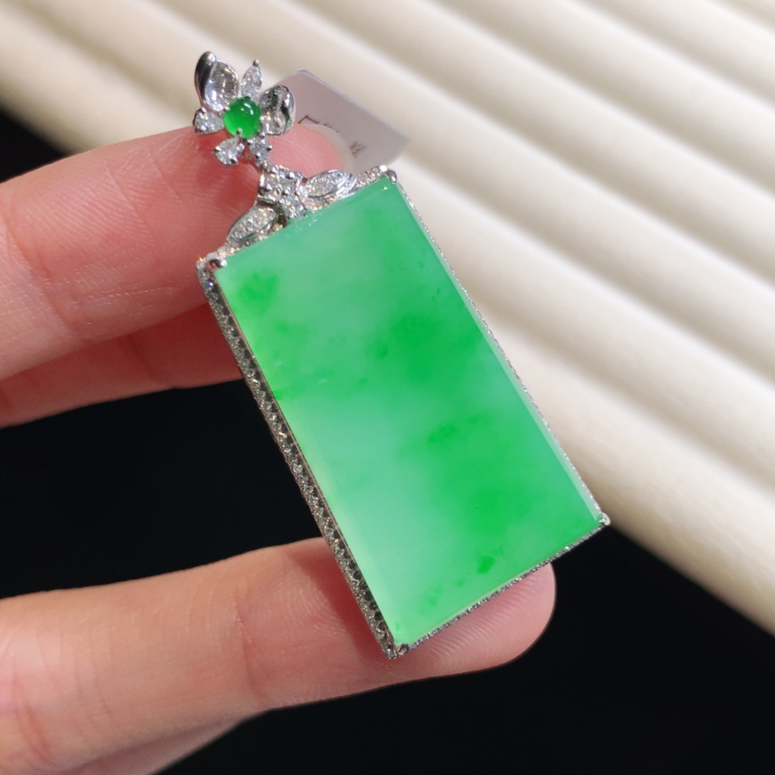 翡翠颈饰18K金镶嵌无事牌