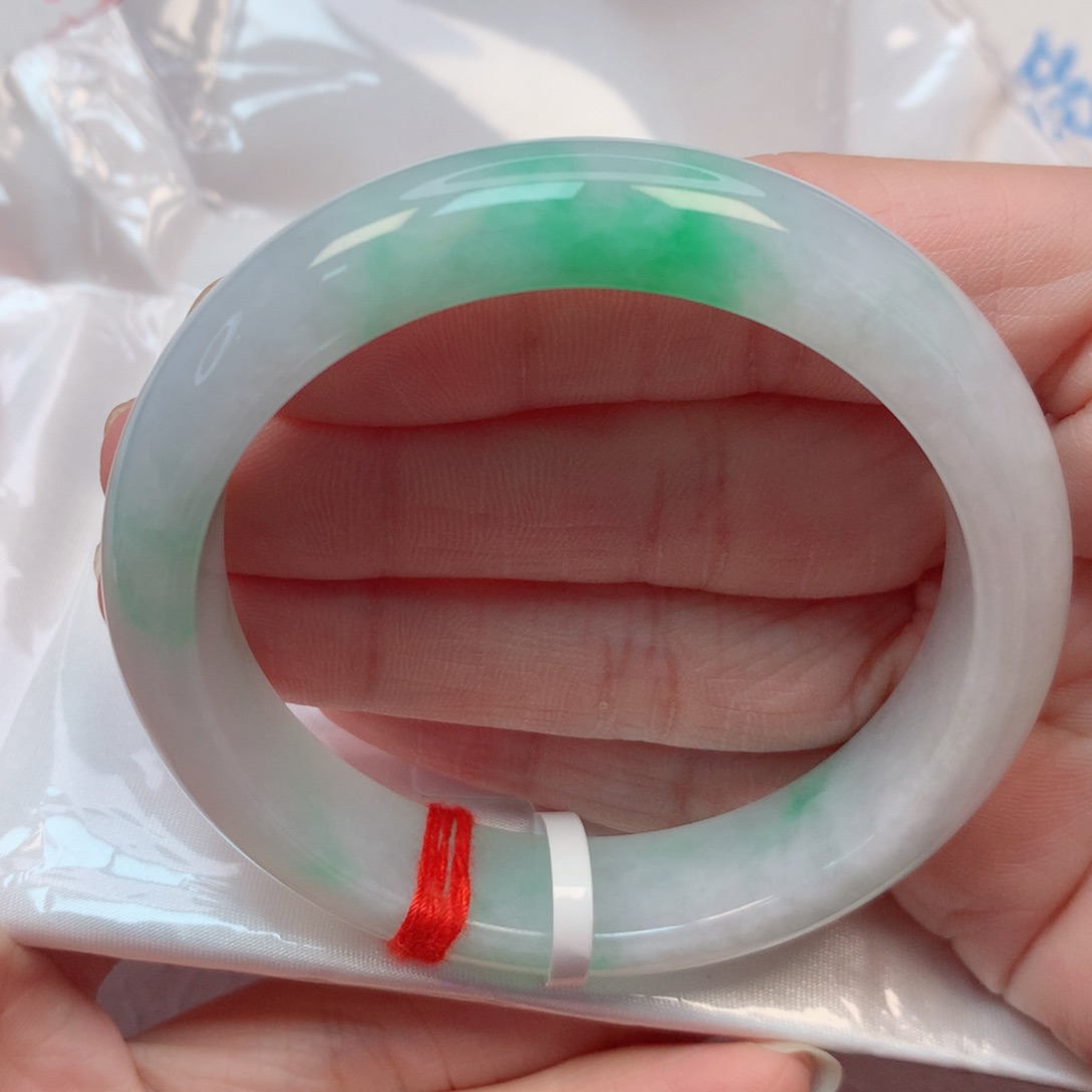 翡翠手镯未镶嵌55.5圈 白底青