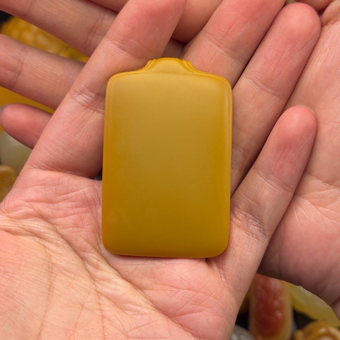 我***飞石英质玉未镶嵌黄蜡石挂件