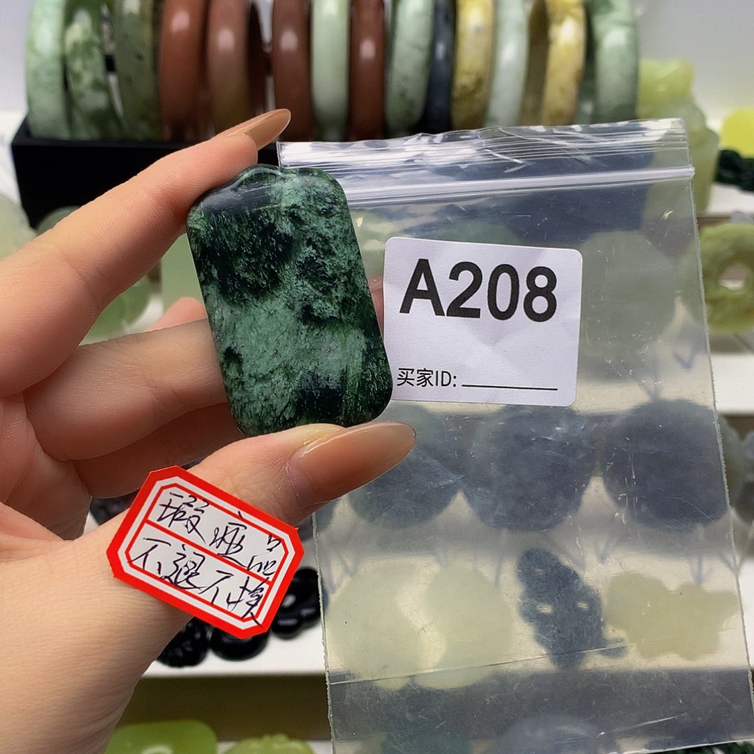 蛇纹石玉颈饰未镶嵌