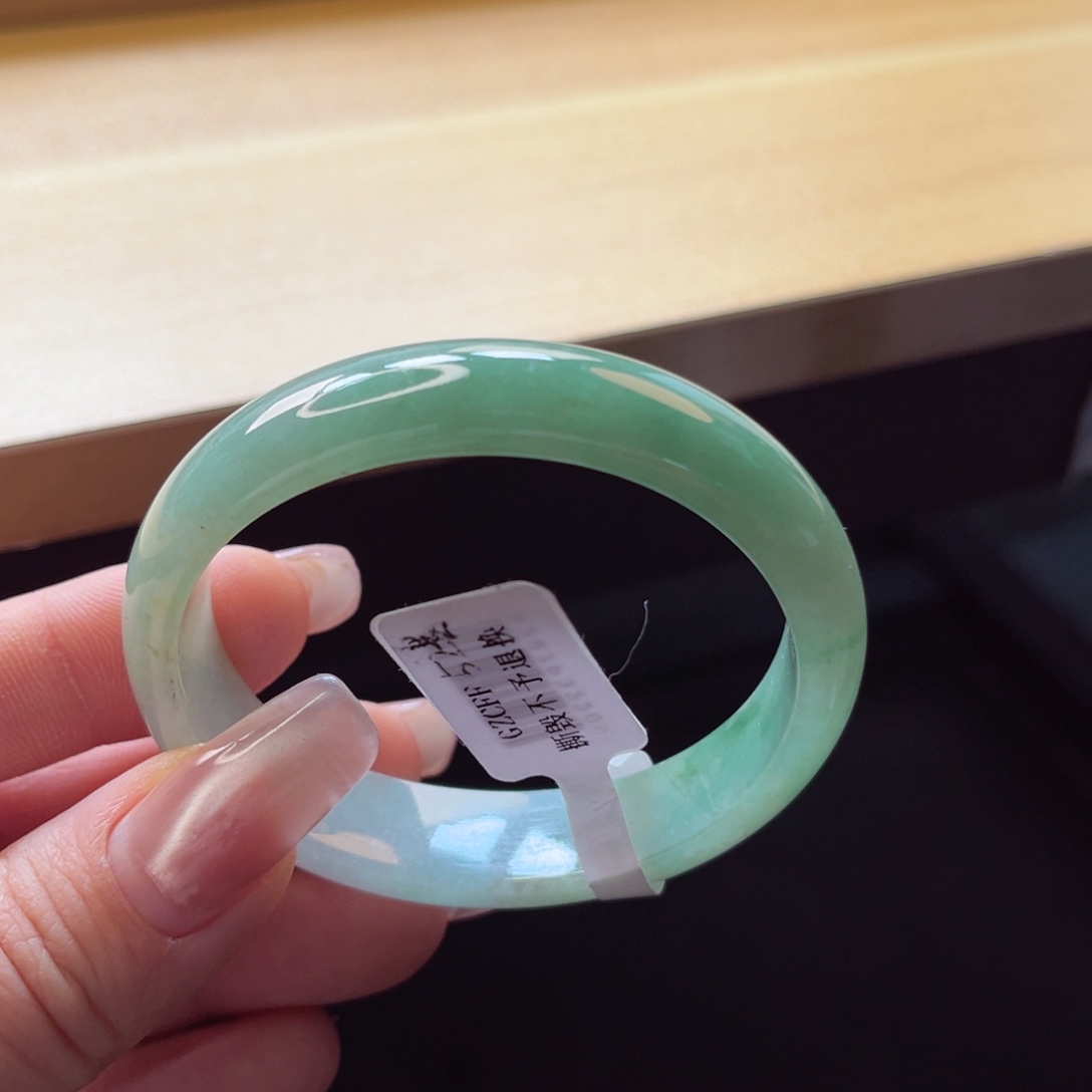 翡翠手镯未镶嵌手镯