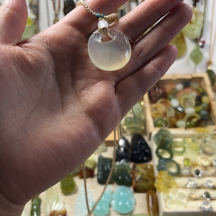 喵***恙蛇纹石玉未镶嵌颈饰