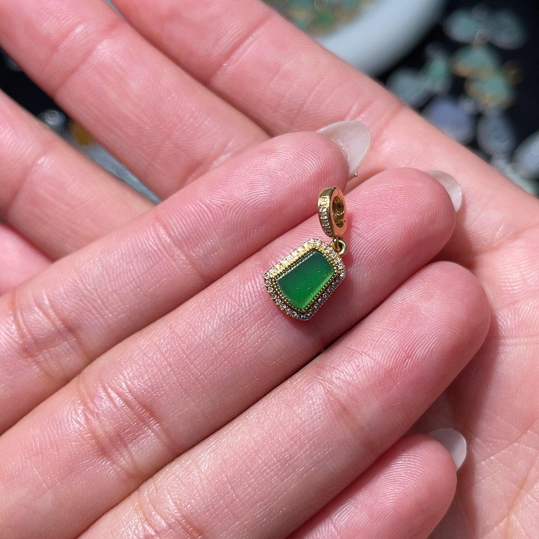 翡翠吊坠(不含链)18K金镶嵌