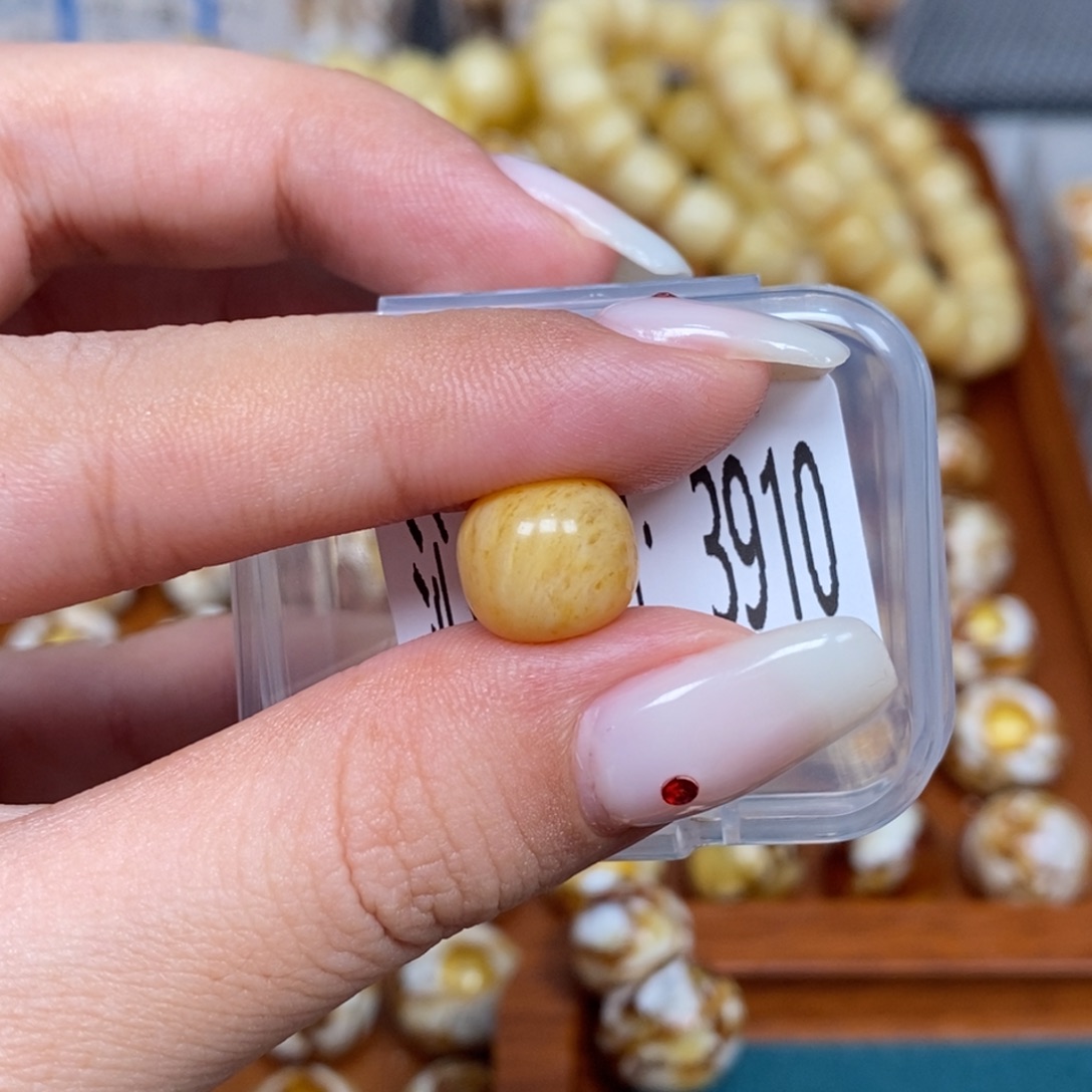蜜蜡未镶嵌珠宝奇石3910