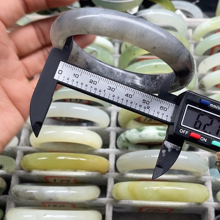 蛇纹石玉未镶嵌手镯190