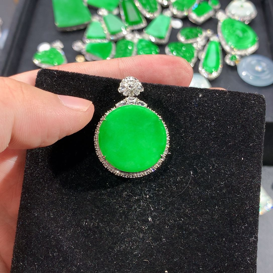 翡翠18K金镶嵌颈饰