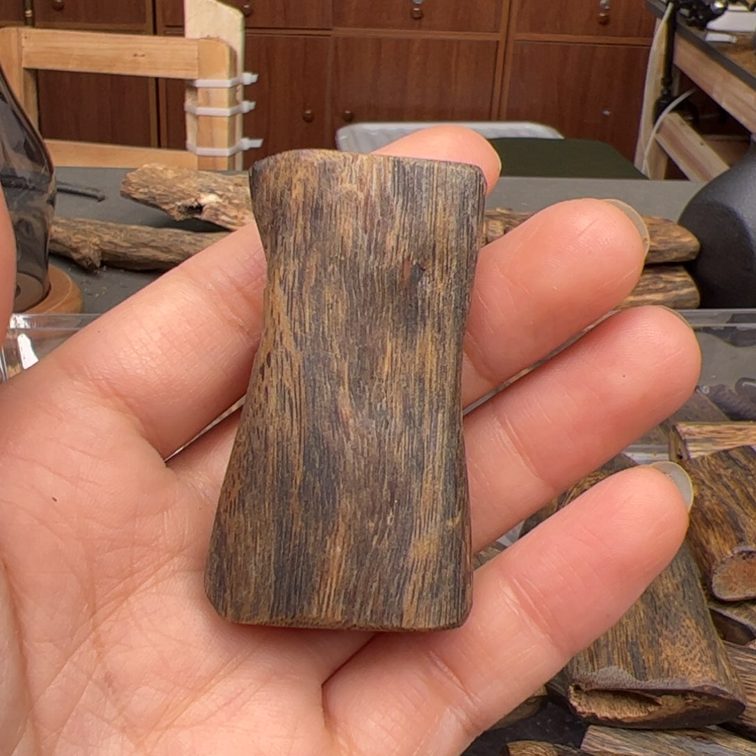 沉香手把件猫**温奇楠沉香虫漏素牌 14