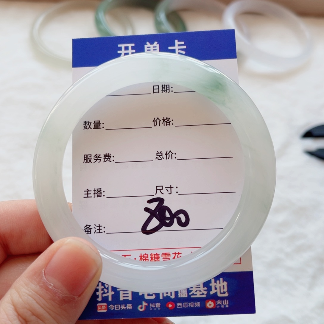 石英质玉手镯未镶嵌巴****！