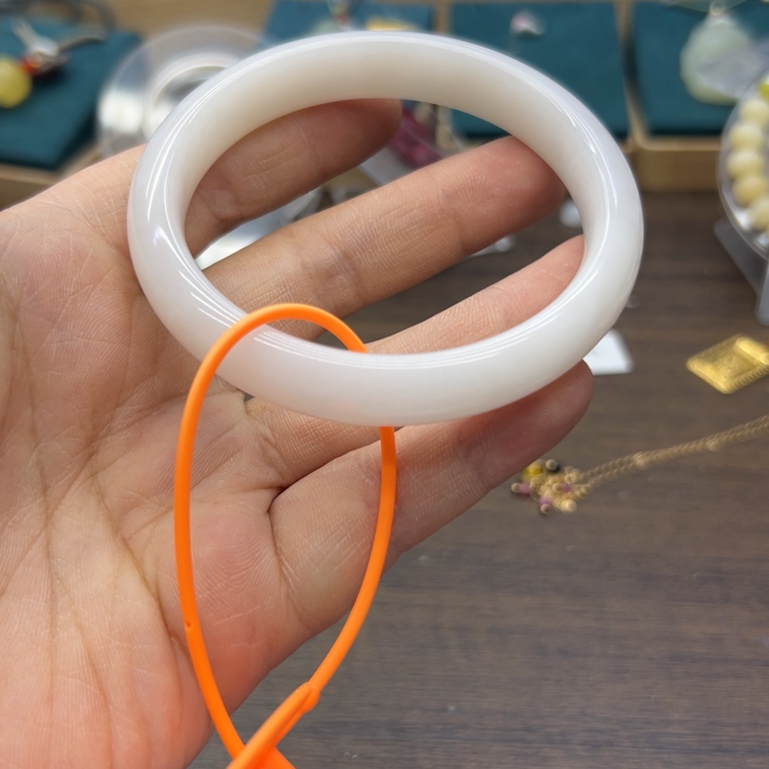 和田玉未镶嵌手镯60.7圈围864瑕