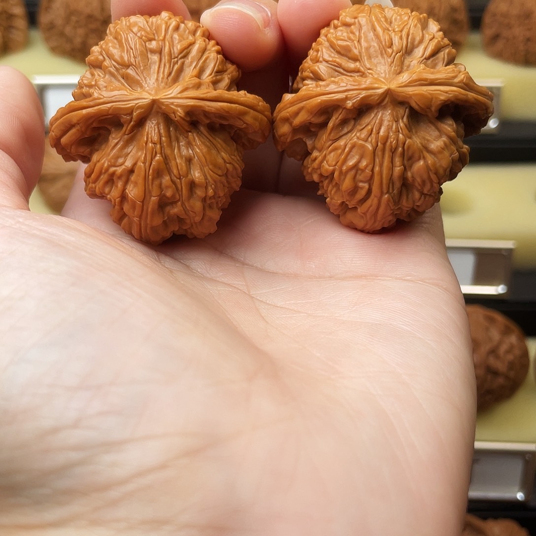 文玩核桃吊坠白狮子40尺358