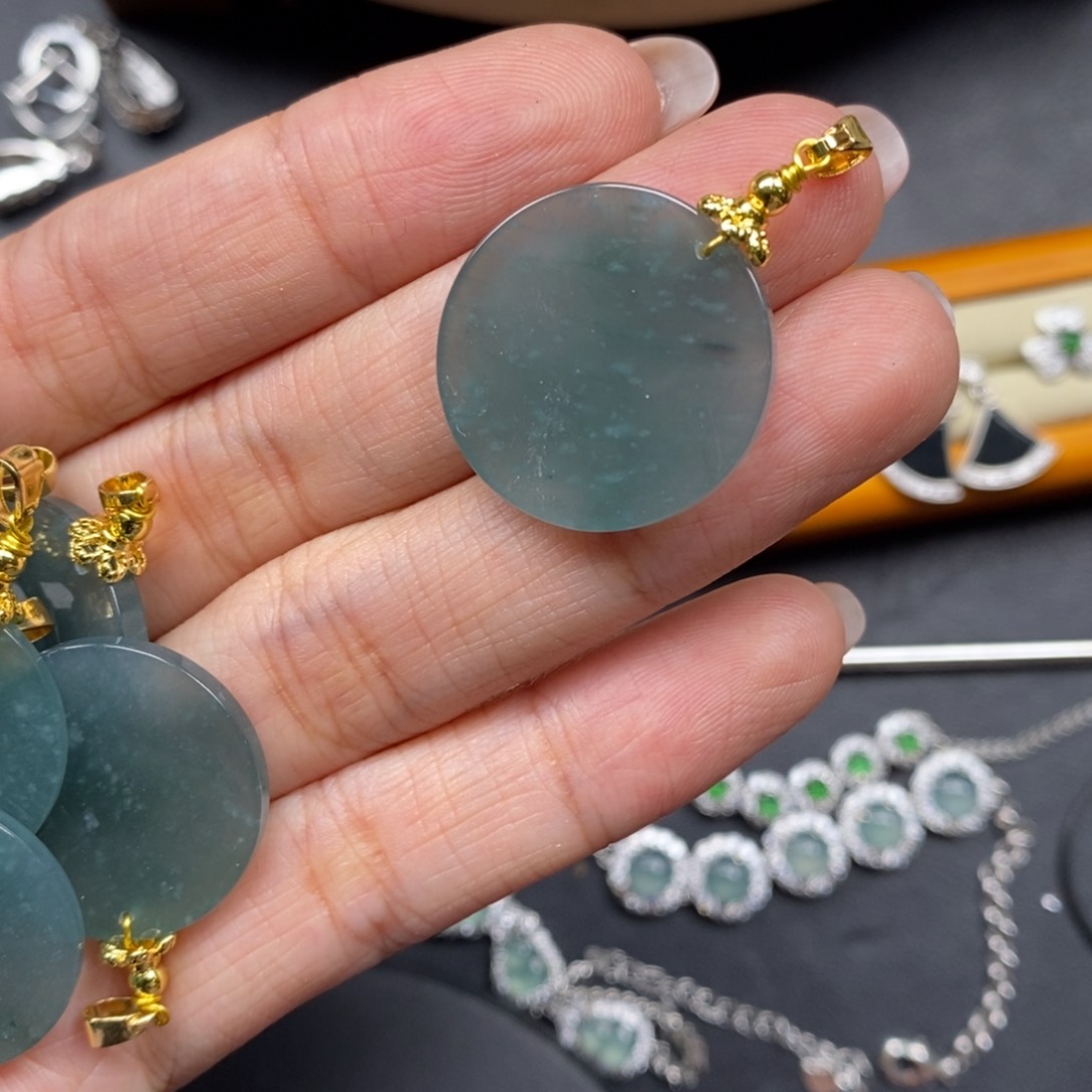 翡翠颈饰未镶嵌翡翠