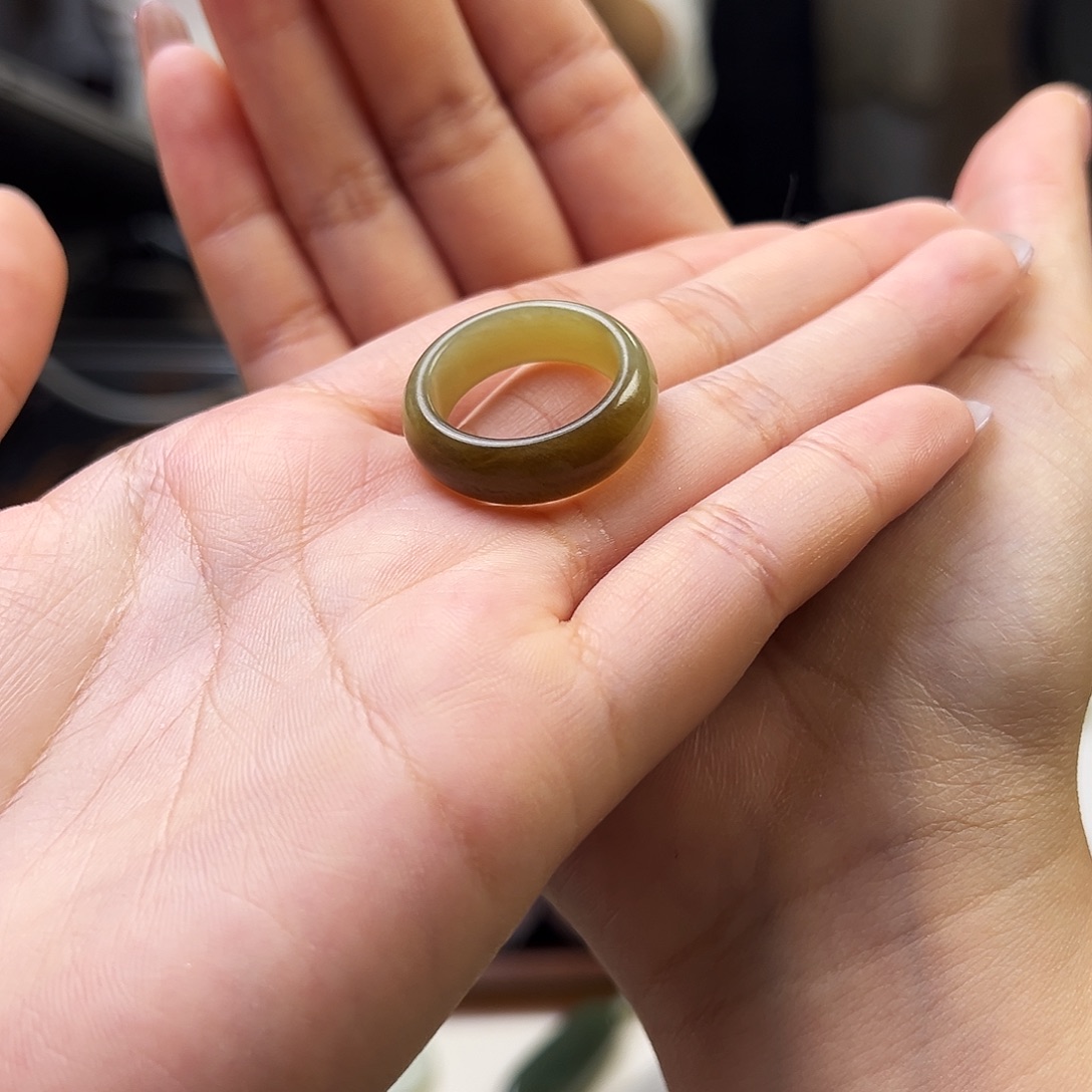 王***闻未镶嵌戒指和田玉