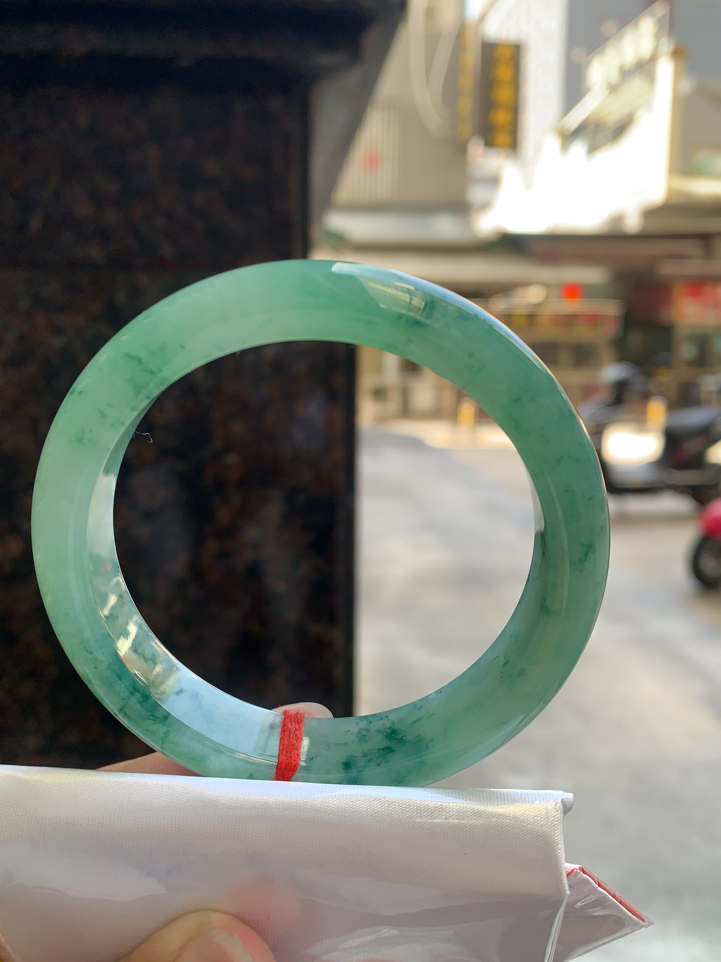 天然翡翠冰绿飘花正圈，花色灵动，光泽饱满，水润细腻QZ