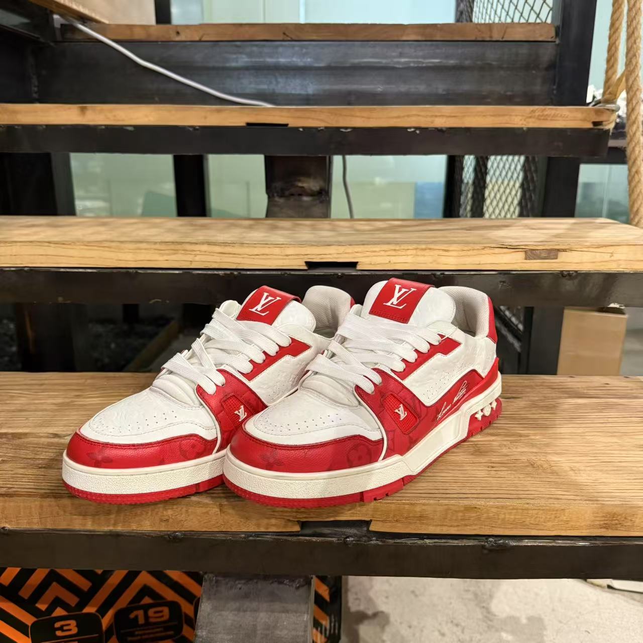 99新 LouisVuitton/路易威登 白红浮雕trainer男士时尚板鞋