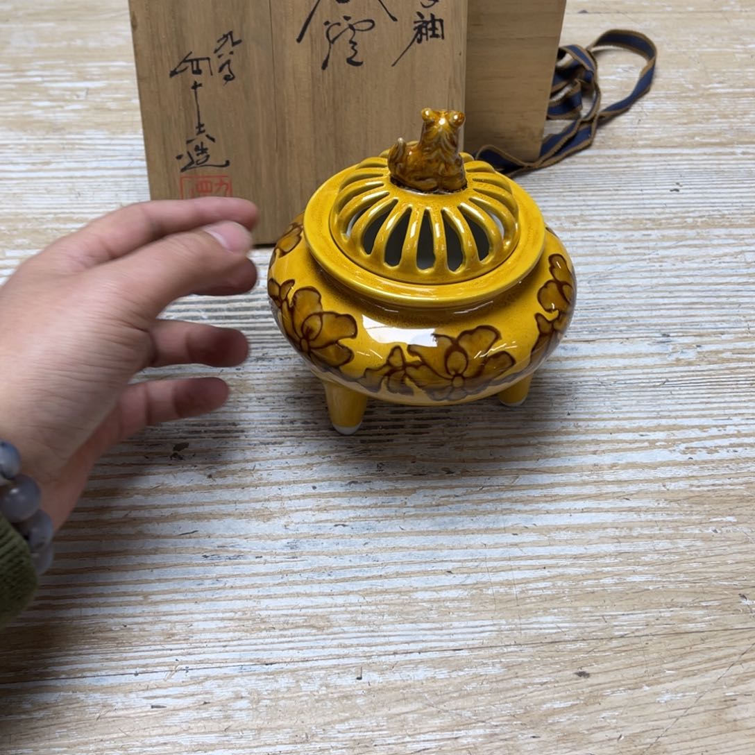 瓷片和**都密密麻麻地排列着