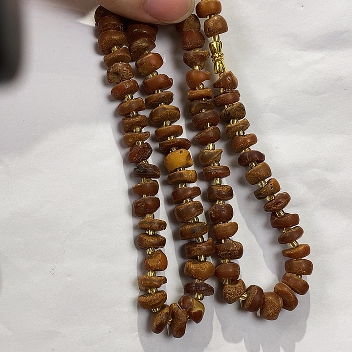 琥珀未镶嵌颈饰多人