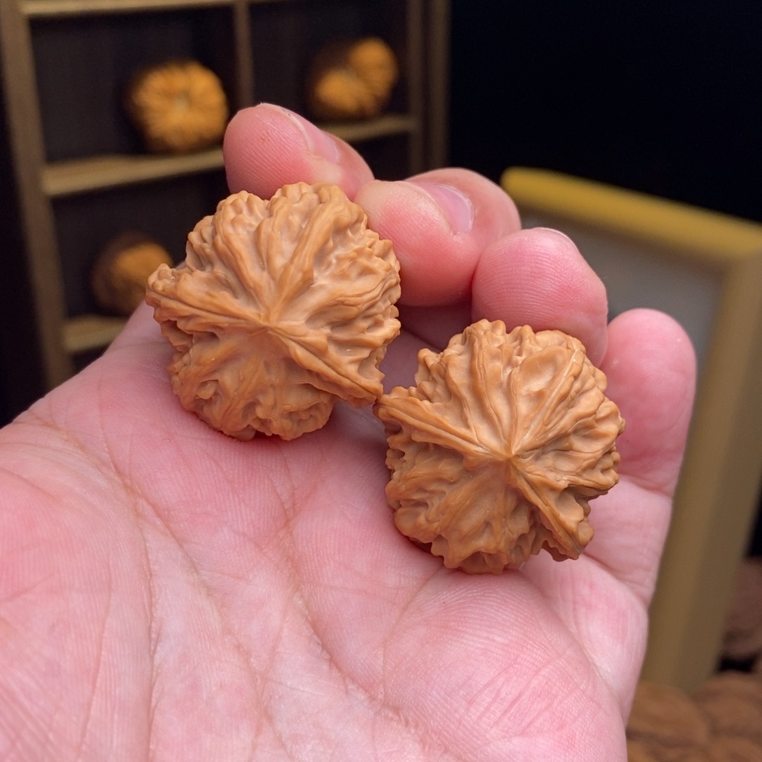 文玩核桃把件32岐山三棱