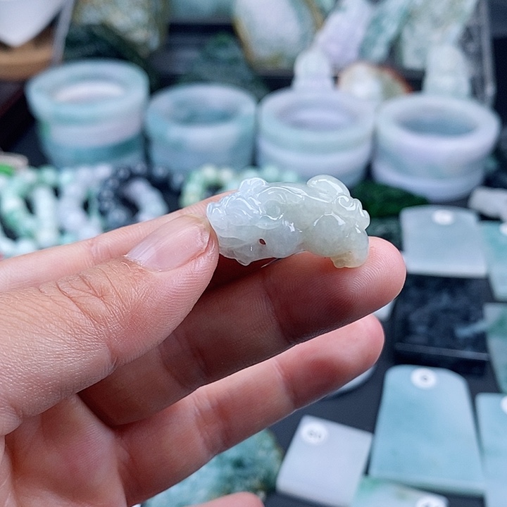 翡翠挂件未镶嵌翡翠的