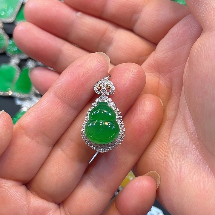 翡翠吊坠(不含链)18K金镶嵌天然缅甸翡翠A货