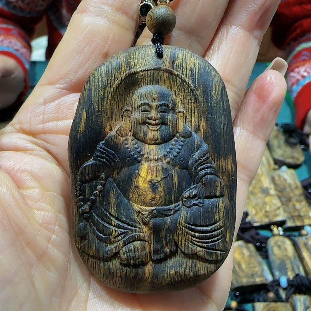 沉香吊坠海南白奇乌身老料雕刻佛公带绳14.7克