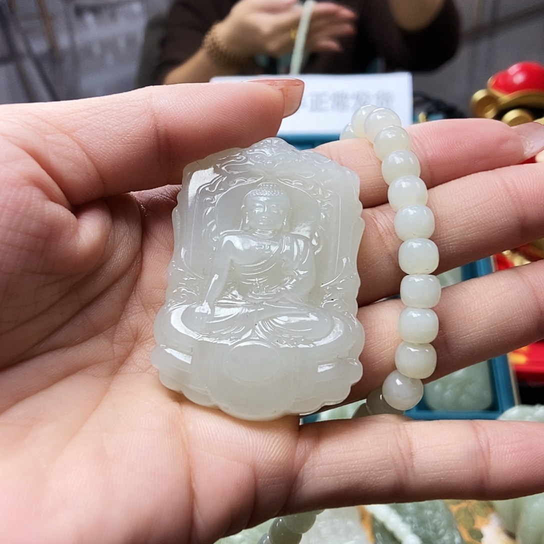 和田玉颈饰未镶嵌努****子