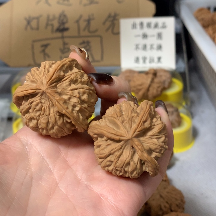 海***9吊坠文玩核桃异形单只，有瑕疵