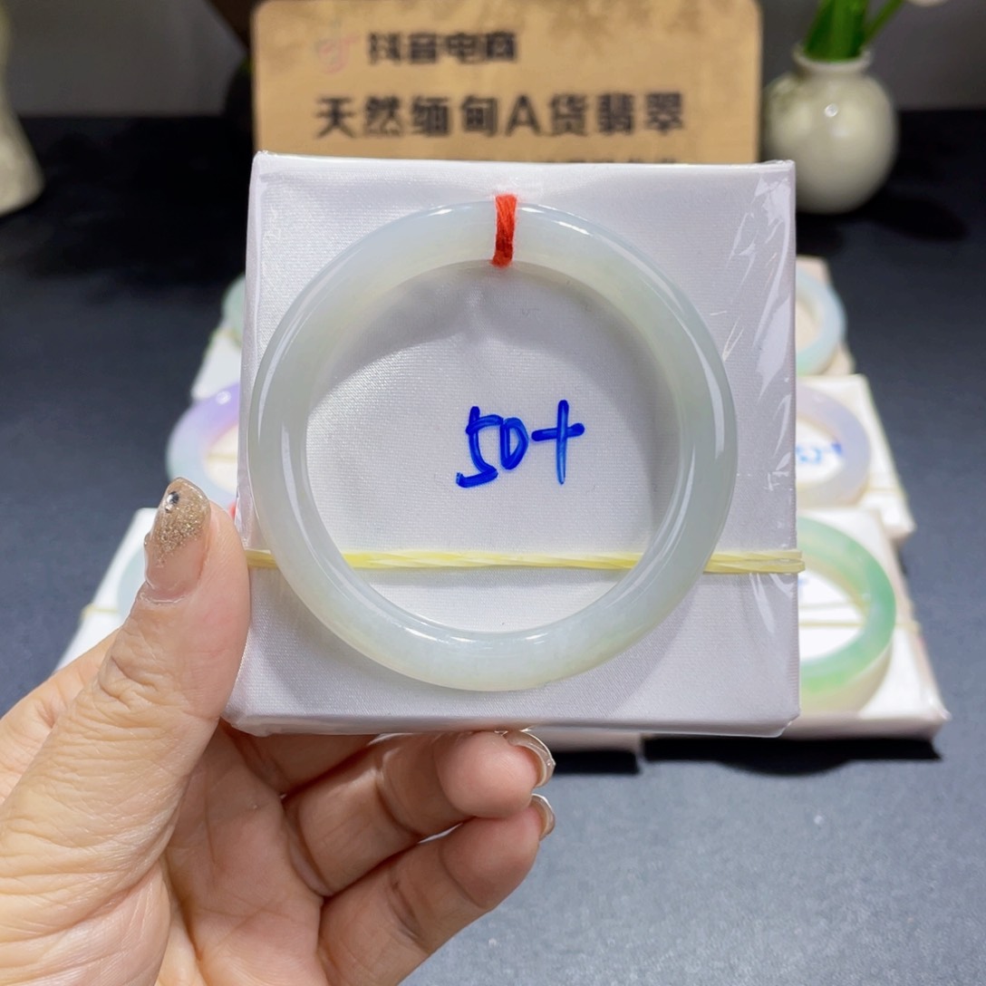 翡翠手镯未镶嵌翡翠手镯