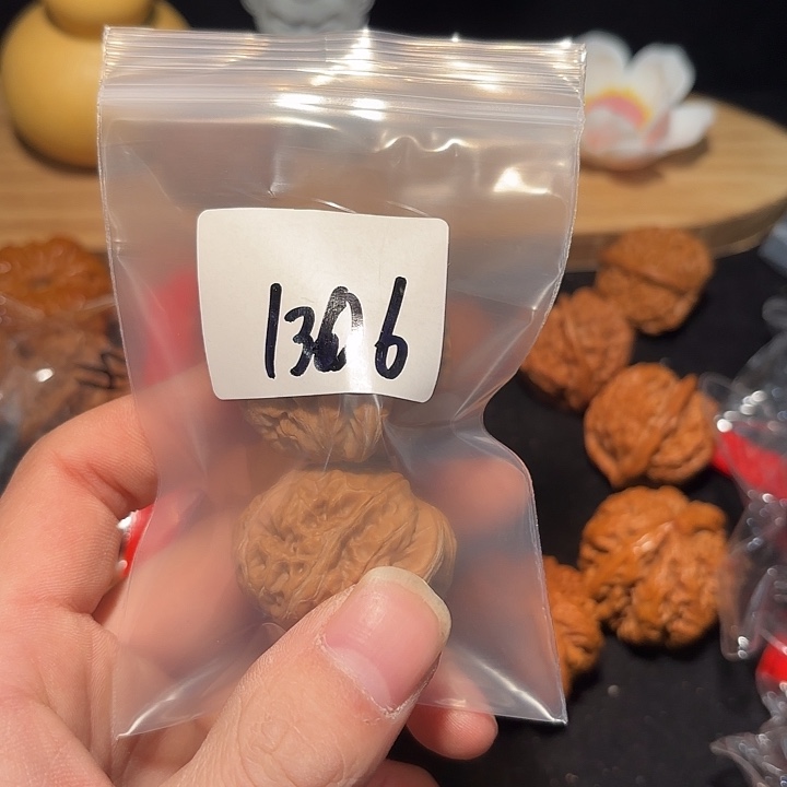 贤***渝把件文玩核桃37 尺  元宝    1306